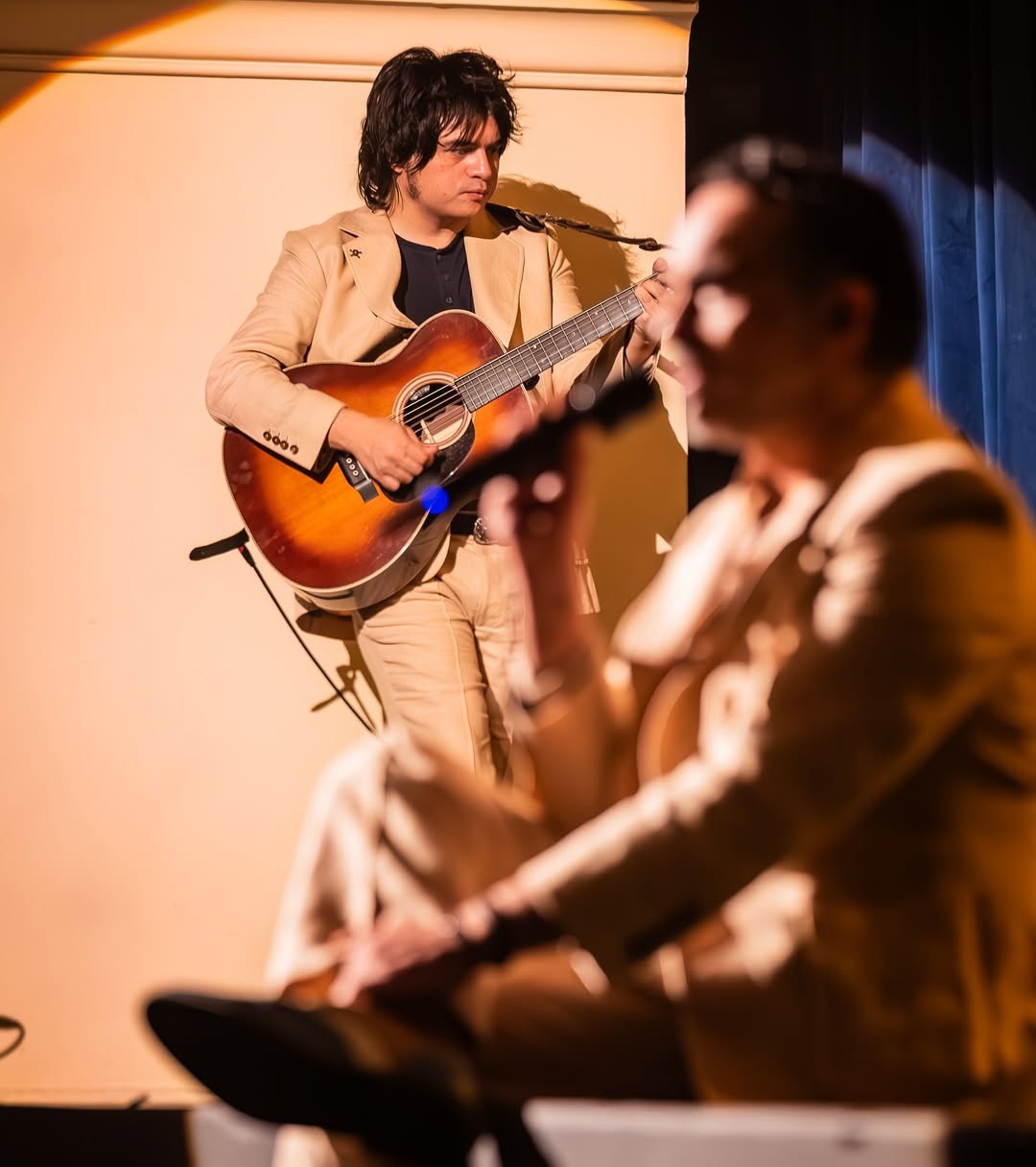 Los Bunkers: Viaje acústico que vibra a la velocidad de la luz